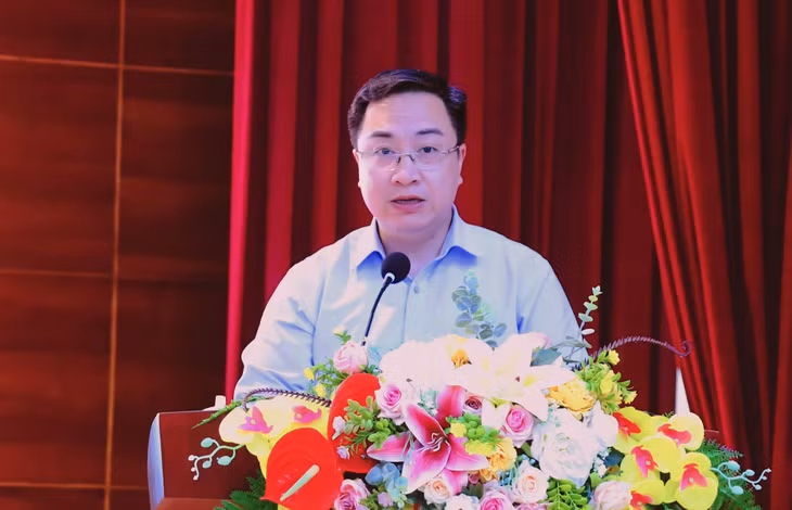 Đồng chí Đặng Xuân Phương, Phó Bí thư Tỉnh ủy phát biểu tại lễ khai giảng.