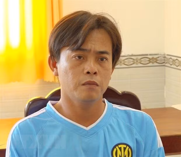 Bat giam 2 doi tuong thuc hien hang loat vu cuop tren song hinh anh 1
