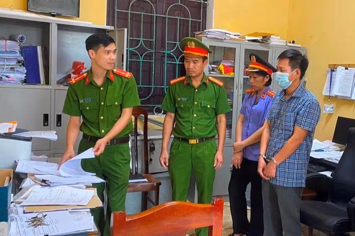 Cơ quan CSĐT Công an huyện Thanh Miện phối hợp khám xét nơi làm việc của Trương Văn Đạt (Ảnh cơ quan công an cung cấp).