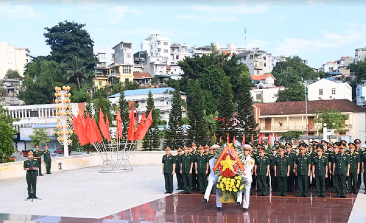 Đoàn đại biểu Đảng ủy, Bộ CHQS tỉnh Quảng Ninh dâng hương, dâng hoa tưởng niệm các Anh hùng liệt sĩ tại Đài tưởng niệm các Anh hùng liệt sĩ TP Hạ Long.