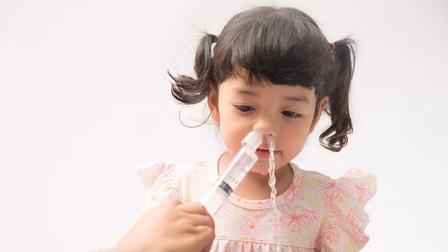 Vệ sinh mũi họng, tay chân là cách để giúp trẻ phòng ngừa các bệnh về đường hô hấp.