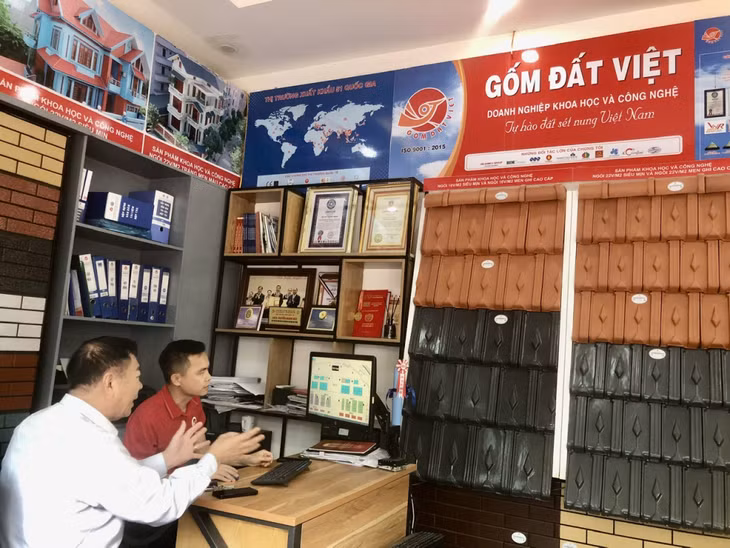 Anh hùng Lao động Nguyễn Quang Mâu, Chủ tịch HĐQT Gốm Đất Việt chỉ đạo thiết kế mô phỏng gian hàng tham gia sự kiện “Kết nối cung – cầu công nghệ, đổi mới sáng tạo Việt Nam năm 2023".