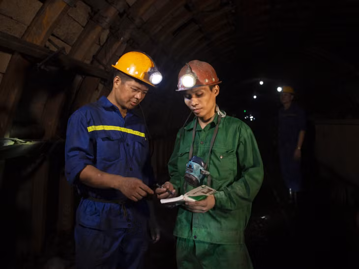 ... trao đổi với an toàn vệ sinh viên để đảm bảo công tác an toàn.