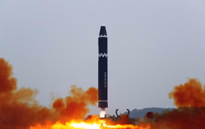 Tên lửa Hwasong-15 của Triều Tiên rời bệ phóng hôm 18/2. Ảnh: KCNA