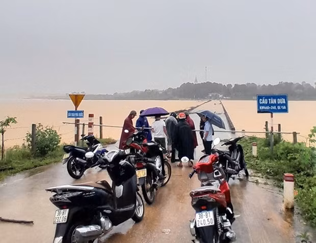 Ha Tinh: Hon 4.300 hoc sinh mien nui phai nghi hoc do mua lu hinh anh 1