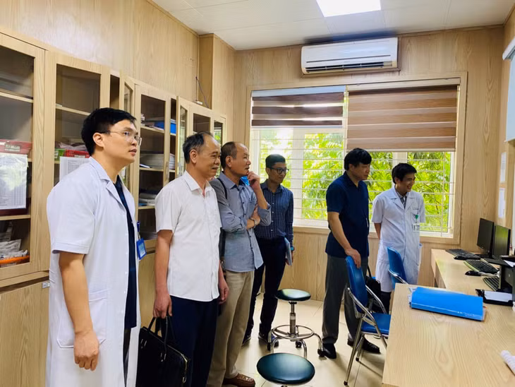 Ban Giám khảo Hội thi Sáng tạo kỹ thuật tỉnh Quảng Ninh lần thứ IX, năm 2022-2023 khảo sát thực tế việc triển khai các đề tài giải pháp tại Bệnh viện Sản nhi Quảng Ninh.