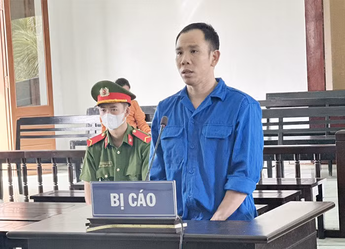 Nguyễn Quốc Khánh nghe Tòa tuyên án. Ảnh: Thế Minh.