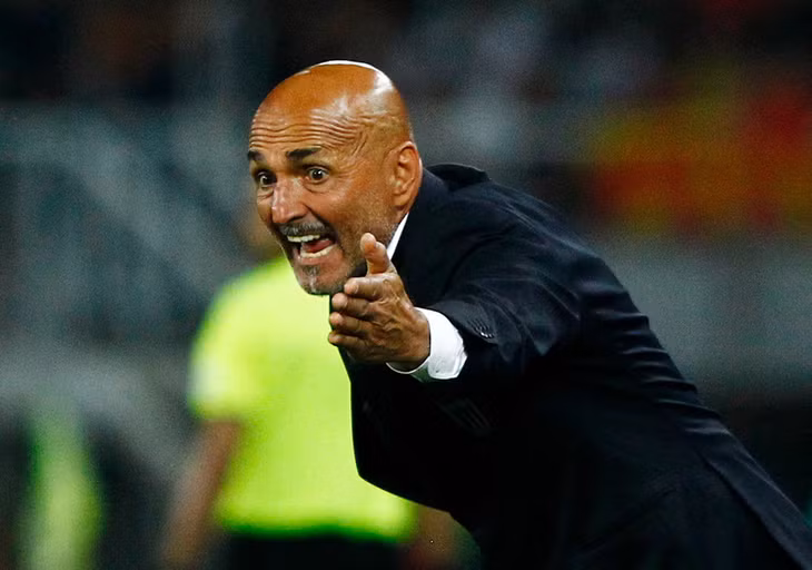 Tân HLV Italia - Luciano Spalletti chỉ đạo ngoài đường biên