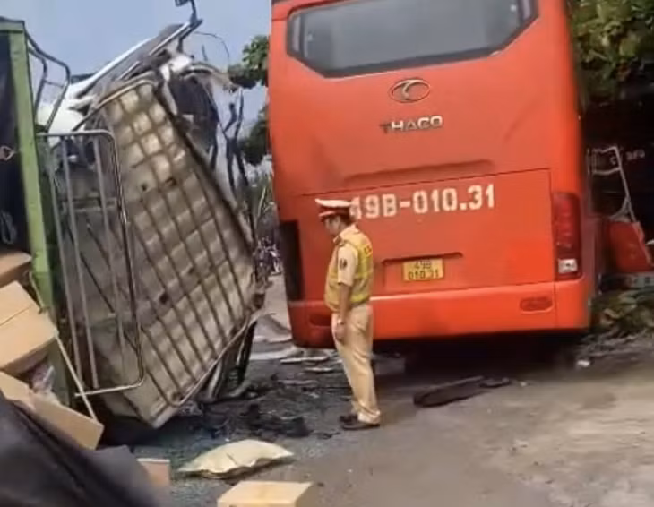 Hiện trường vụ xe khách và xe tải va chạm.