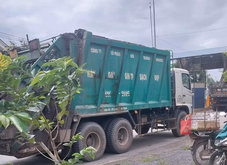 Chiếc xe chở rác có chữ Công ty CP môi trường Sonadezi cán qua người bé trai khiến nạn nhân tử vong tại chỗ: Ảnh: VH.