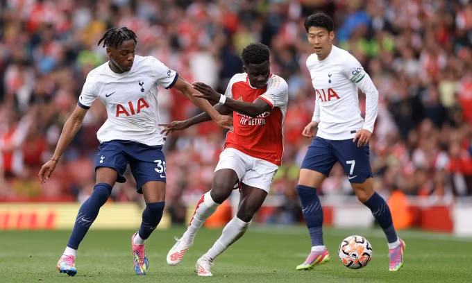 Saka cầm bóng trước sự truy cản của Udogie trên sân Emirates ngày 24/9. Ảnh: Arsenal FC