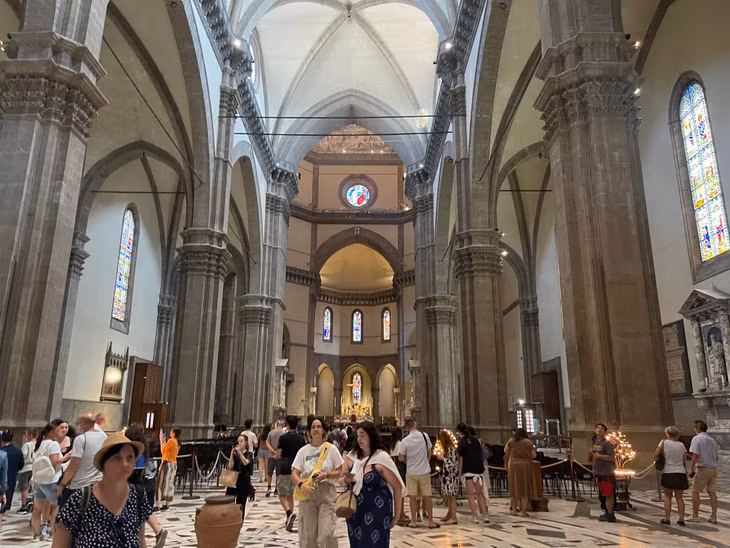 Bên trong nhà thờ Santa Maria