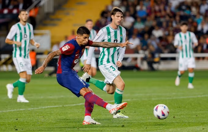 Cancelo trong pha làm bàn ấn định tỷ số 5-0 cho Barca. Ảnh: AS