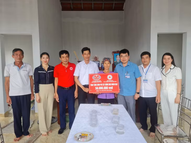 TKV và Hội Chữ thập đỏ TX Quảng Yên trao kinh phí hỗ trợ xây dựng nhà ở cho gia đình bà Phạm Thị Kin (thôn Nam 2, xã Liên Vị, TX Quảng Yên). Ảnh: Phạm Tăng