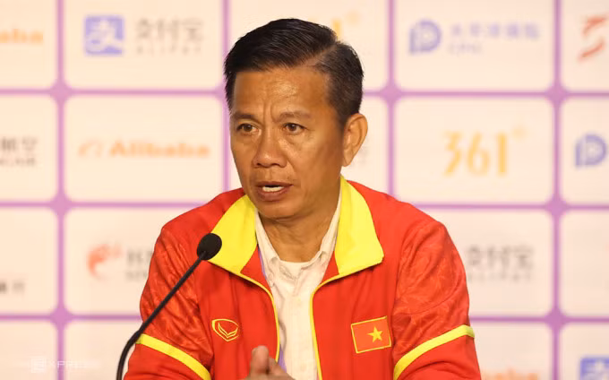 HLV Hoàng Anh Tuấn trong họp báo sau trận Việt Nam thua Iran 0-4 ở Asiad 19.