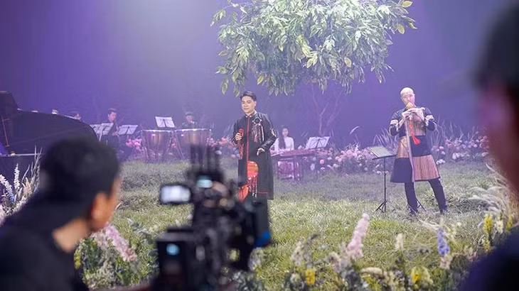 Nhạc trưởng Đồng Quang Vinh (bên phải) trong MV của Tùng Anh.