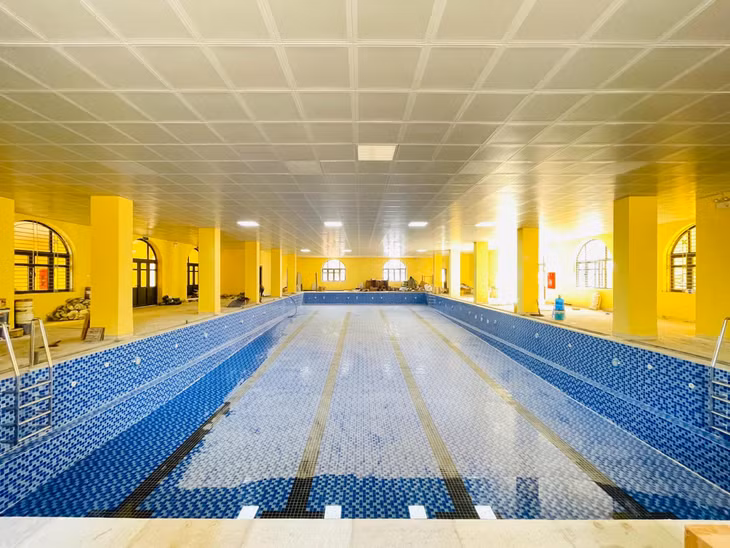 Cơ sở vật chất được đầu tư khang trang, hiện đại mang lại hiệu quả trực tiếp đối với giáo viên và học sinh, tạo điều kiện để nâng cao chất lượng giáo dục toàn diện. (Trong ảnh: Bể bơi 4 mùa của Trường THPT Cẩm Phả)