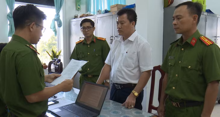 Cơ quan CSĐT Công an tỉnh Bạc Liêu tống đạt các quyết định tố tụng đối với Tân.