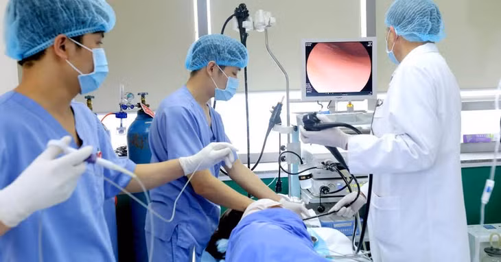 Khi có biểu hiện nghi ngờ trào ngược dạ dày thực quản cần tới cơ sở y tế để được thăm khám và điều trị.