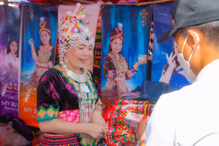 Đến với chợ phiên, du khách dễ dàng bắt gặp những cô gái Mông xinh tươi với trang phục truyền thống rực rỡ. Trên những bộ trang phục này luôn có những đồng bạc, dây bạc trang trí xung quanh tạo nên một vẻ đẹp lấp lánh, thu hút người nhìn.