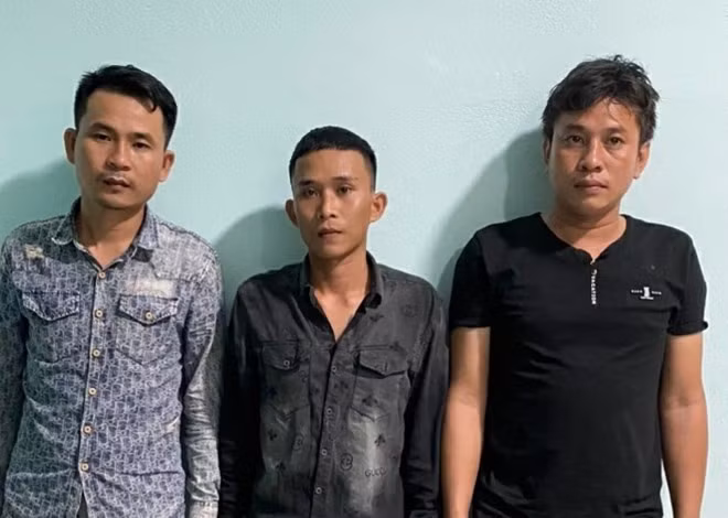 Các đối tượng Hạnh (bìa trái), Tốp và Tâm tại cơ quan công an. Ảnh: Công an An Khê