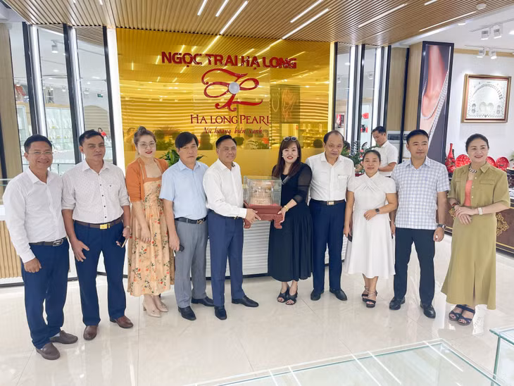 Hiệp hội doanh nghiệp tỉnh Thanh Hóa trao quà lưu niệm cho Công ty CP Ngọc trai Hạ Long.