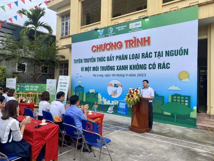 Đại diện Chi cục Bảo vệ môi trường tuyên truyền, phổ biến cho người dân trên địa bàn phường Hồng Hà về quyền và trách nhiệm của người dân trong công tác BVMT.