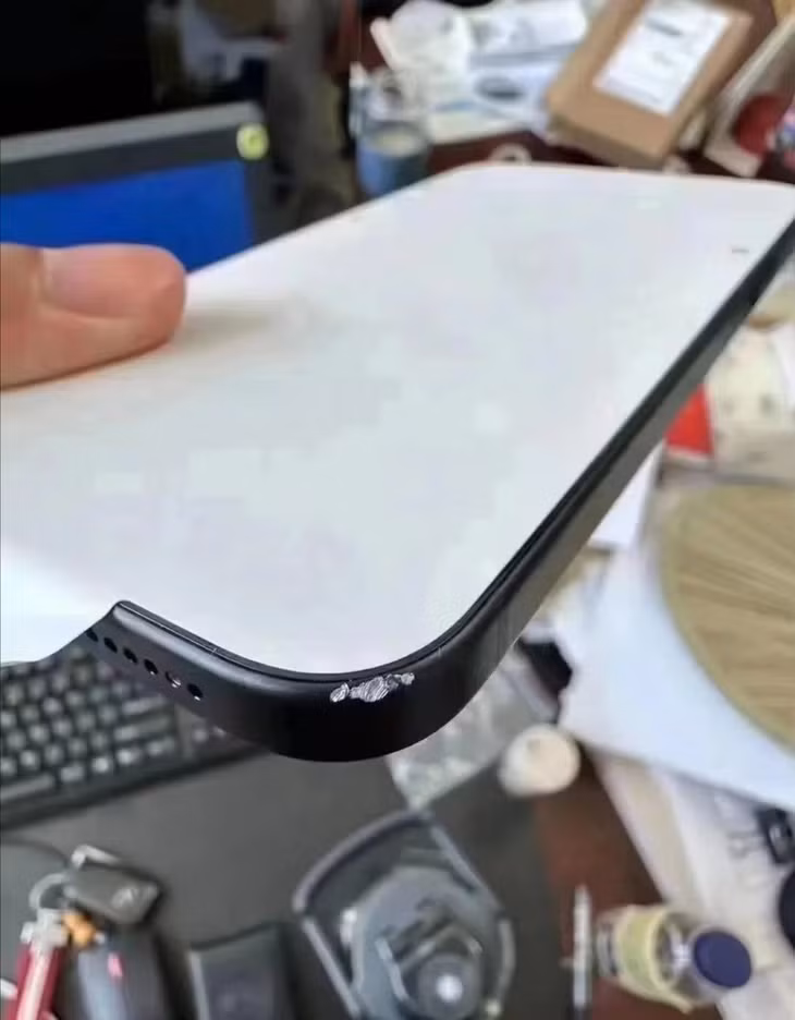 iPhone 15 Pro Max bị trầy mạnh ở góc ngay khi mở hộp.