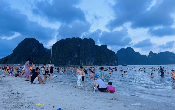 Người dân, du khách vui chơi tại bãi tắm Hòn Gai.