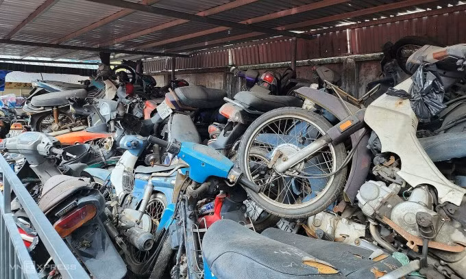 Xe vô chủ chất đống ở bãi giữ bến xe Miền Tây, ngày 14/9. Ảnh: Đình Văn