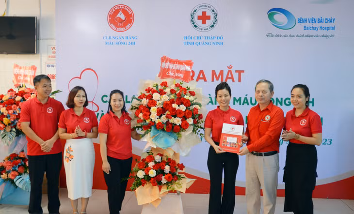 Thường trực Ban Chỉ đạo hiến máu tình nguyện tỉnh, Chủ tịch Hội Chữ thập đỏ tỉnh trao quyết định thành lập Câu lạc bộ Ngân hàng máu sống 24H