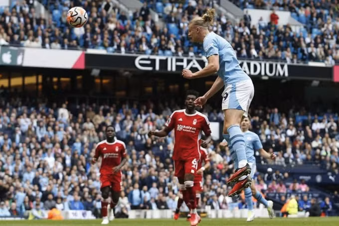 Haaland đánh đầu, nhân đôi cách biệt cho Man City. Ảnh: Reuters