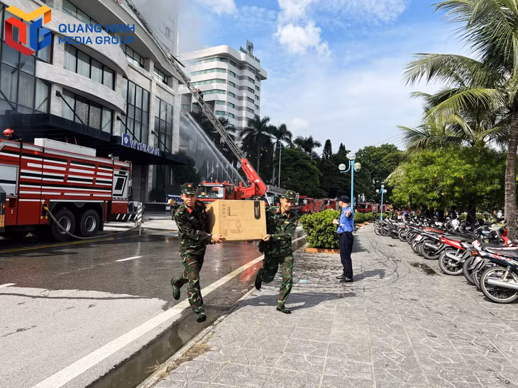 ...,đồng thời, nhanh chóng di chuyển hàng hóa, đồ dùng cần thiết vào nơi an toàn để hạn chế thiệt hại do cháy nổ.