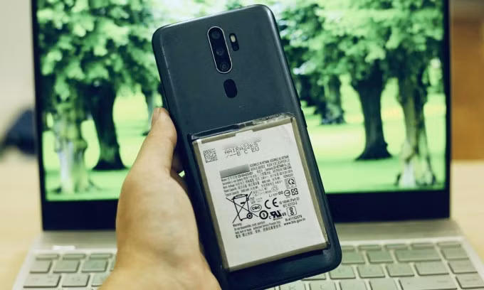 Một điện thoại Android được "độ" pin mới ra ngoài vỏ máy. Ảnh: Hoàng Giang