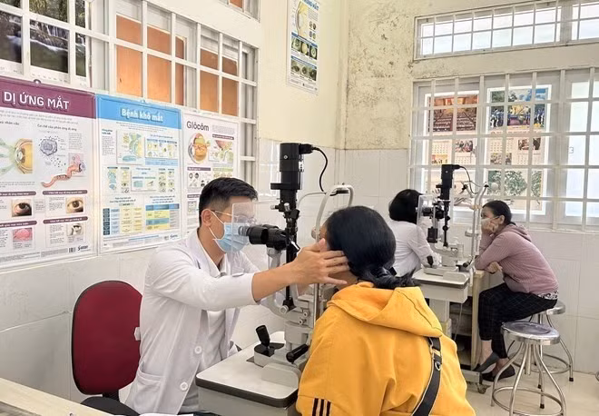 Bác sĩ thăm, khám mắt cho bệnh nhân bị đau mắt đỏ cho người dân. Ảnh: Bảo Lâm