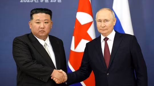 Tổng thống Nga Putin bắt tay Chủ tịch Triều Tiên Kim Jong-un. Ảnh: Dịch vụ Báo chí Điện Kremlin/Handout