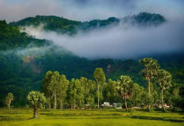 Vòng hoa mây lượn lờ bên triền núi Cấm.