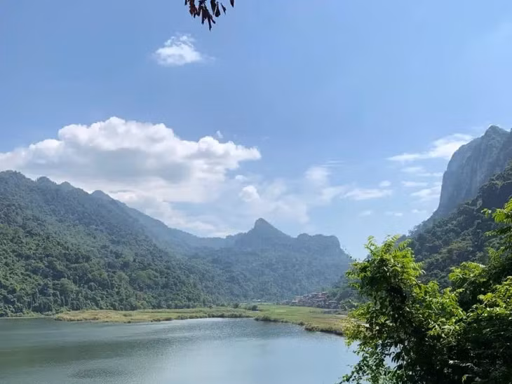 Vườn quốc gia Ba Bể có hoạt động chèo thuyền kayak, thám hiểm hang động và thăm nhà dân ven hồ. Ảnh: Joshua Zukas