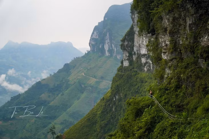 Xuyên suốt cung đường là những góc nhìn bao quát từ trên cao những khung cảnh hùng vĩ. Ảnh: Ta Ba Lô