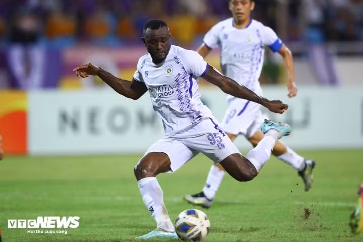 Ngoại binh Tagueu ghi 2 bàn cho Hà Nội FC. (Ảnh: Kim Chi)