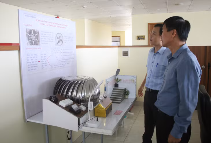 Các thành viên Hội đồng giám khảo và các tiểu ban giám khảo tham quan các mô hình, sản phẩm dự thi ở lĩnh vực các giải pháp kỹ thuật nhằm ứng phó với biến đổi khí hậu, bảo vệ môi trường và phát triển kinh tế. Ảnh: Duy Khoa