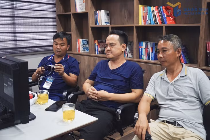 Biên kịch Phạm Công Trình, đạo diễn Bùi Hoài Thanh và quay phim Nguyễn Việt Hùng (từ trái sang) thảo luận trong một phân cảnh ghi hình tại Tuần Châu.