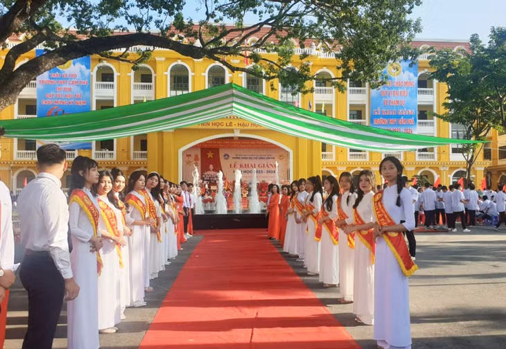 Trường THPT Cẩm Phả rực rỡ cờ hoa trong ngày khai giảng năm học 2023-2024.