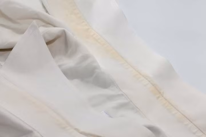Có nhiều cách để tẩy được vết ố trên cổ áo.
