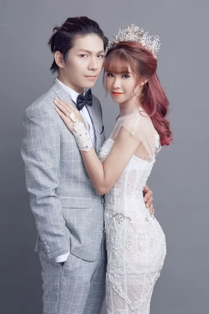 Tháng 11/2017, Khởi My và Kelvin Khánh tổ chức cưới, chỉ có người thân và khoảng 20 đồng nghiệp, bạn bè đến chung vui. Sau khi về chung một nhà, Khởi My vẫn tiếp tục hoạt động nghệ thuật, trong khi Kelvin Khánh tạm dừng hoạt động ca hát. Kelvin Khánh từng bộc bạch: "Tình cảm là chuyện riêng của mỗi người, đó là lý do 2 đứa quyết định giữ lại cho riêng mình thay vì chia sẻ trên mặt báo. Chưa kể giới showbiz rất khắc nghiệt, tôi cũng không quen để mọi người bàn tán về chuyện tình cảm của mình".