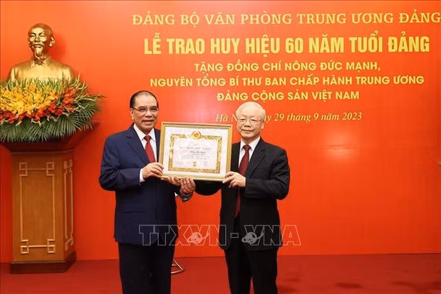 Nguyên Tổng Bí thư Nông Đức Mạnh bày tỏ niềm vinh dự được nhận Huy hiệu 60 năm tuổi Đảng - phần thưởng cao quý, sự ghi nhận của tổ chức đảng các cấp đối với quá trình phấn đấu, rèn luyện và sự cống hiến của đồng chí cho Đảng, cho cách mạng trong 60 năm qua