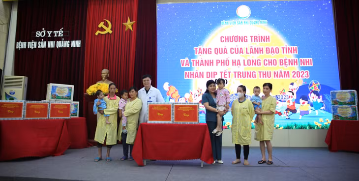 Nhân dịp này, đồng chí Nguyễn Xuân Ký, Ủy viên BCH Trung ương Đảng, Bí thư Tỉnh ủy, Chủ tịch HĐND tỉnh đã gửi tới tất cả các bệnh nhi đang điều trị nội trú tại Bệnh viện Sản - Nhi 