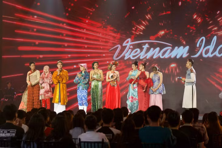 Top 9 thí sinh cùng MC Đức Bảo trong live show 3 của Vietnam Idol 2023.