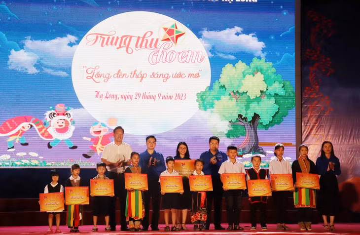 Ban Thường vụ Tỉnh đoàn trao tặng 01 sân vui chơi cho trẻ em và 10 góc học tập “cùng em hướng tới tương lai” cho thiếu nhi thành phố Hạ Long.