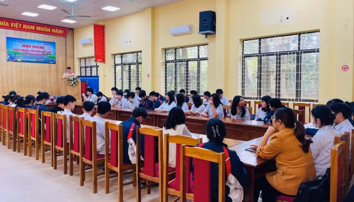 Đoàn Thanh niên huyện phối hợp cùng lực lượng công an tuyên truyền, phổ biến pháp luật về giao thông đường bộ cho học sinh trên địa bàn. Ảnh: Trần Hoàn (Trung tâm TT-VH Tiên Yên)